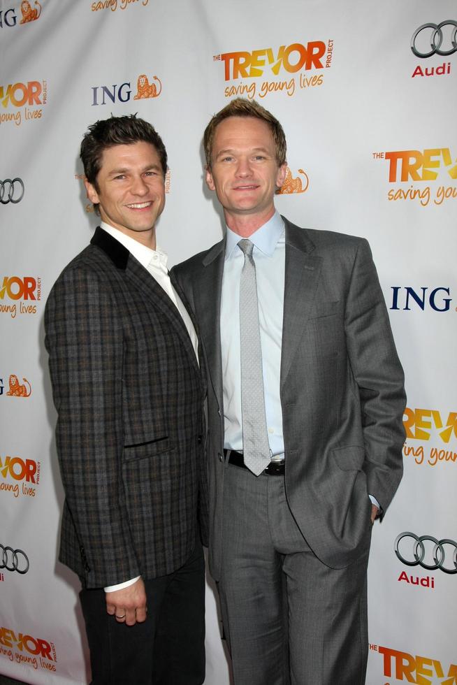 los angeles, 4 de diciembre - david burtka, neil patrick harris llega al trevor project s 2011 trevor live en hollywood palladium el 4 de diciembre de 2011 en los angeles, ca foto