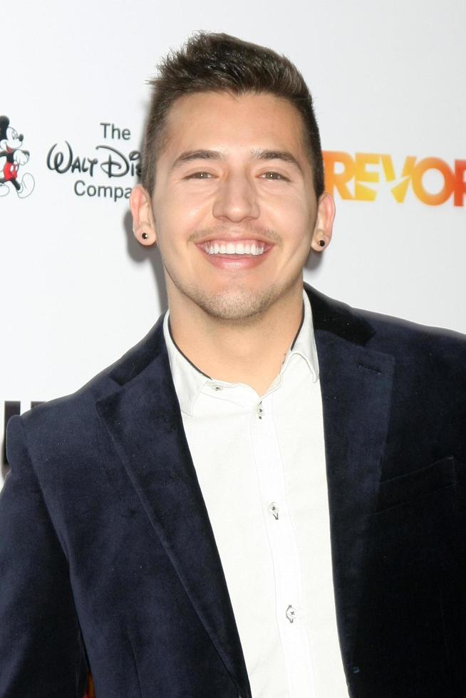 los angeles, 6 de diciembre - aaron encinas en la gala trevorlive en el hollywood palladium el 6 de diciembre de 2015 en los angeles, ca foto