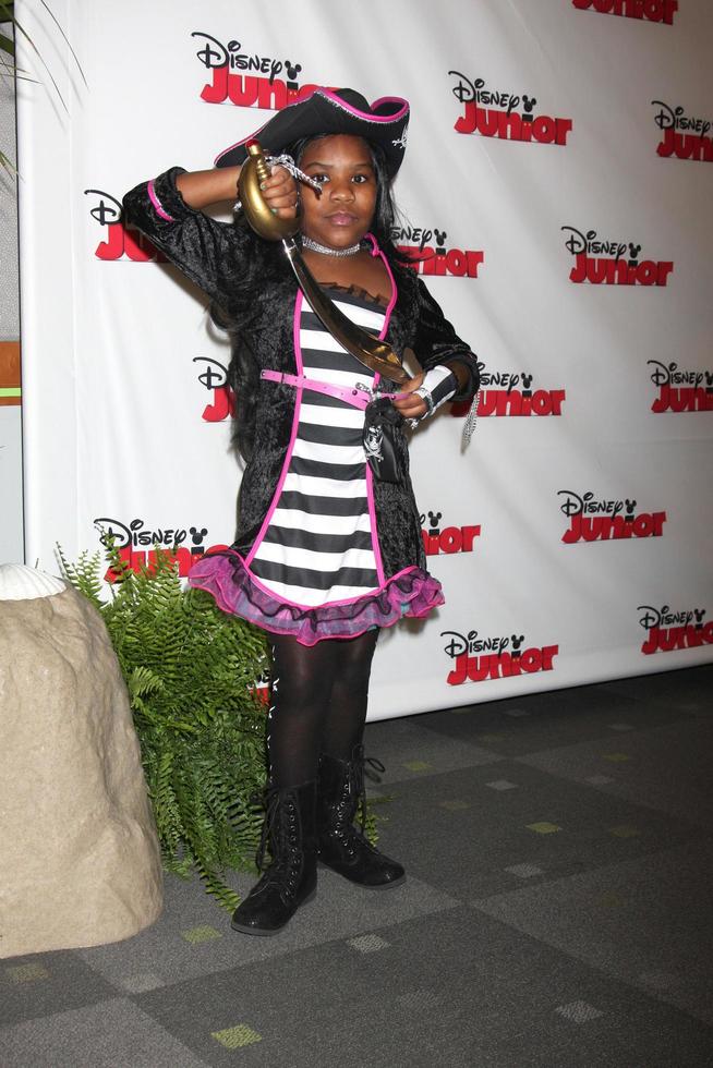 los angeles, 18 de octubre - trinitee stokes at the jake and the never land pirates - batalla por el estreno de la fiesta de disfraces del libro en los estudios de walt disney el 18 de octubre de 2014 en burbank, ca foto