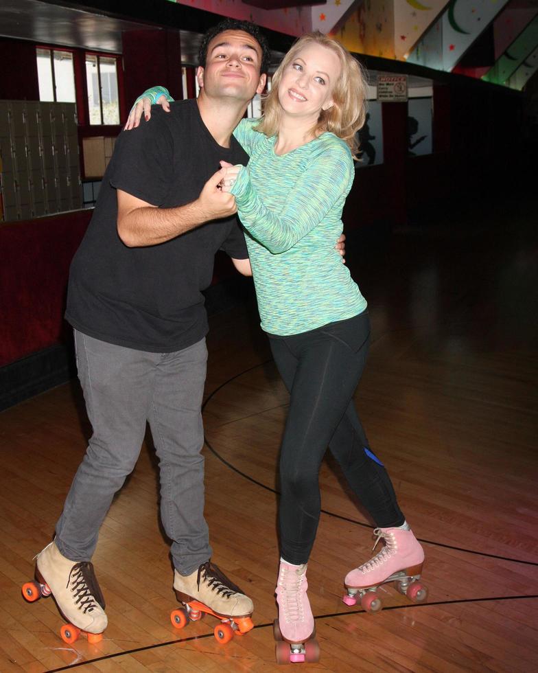 vlos angeles, 3 de septiembre - troy gentile, wendi mclendon-covey en el evento de prensa de the goldbergs en moonlight rollerway el 3 de septiembre de 2014 en glendale, ca foto