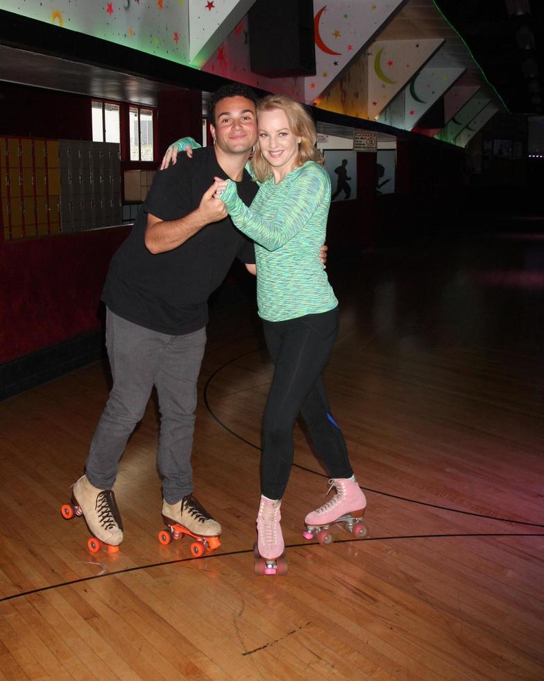 vlos angeles, 3 de septiembre - troy gentile, wendi mclendon-covey en el evento de prensa de the goldbergs en moonlight rollerway el 3 de septiembre de 2014 en glendale, ca foto