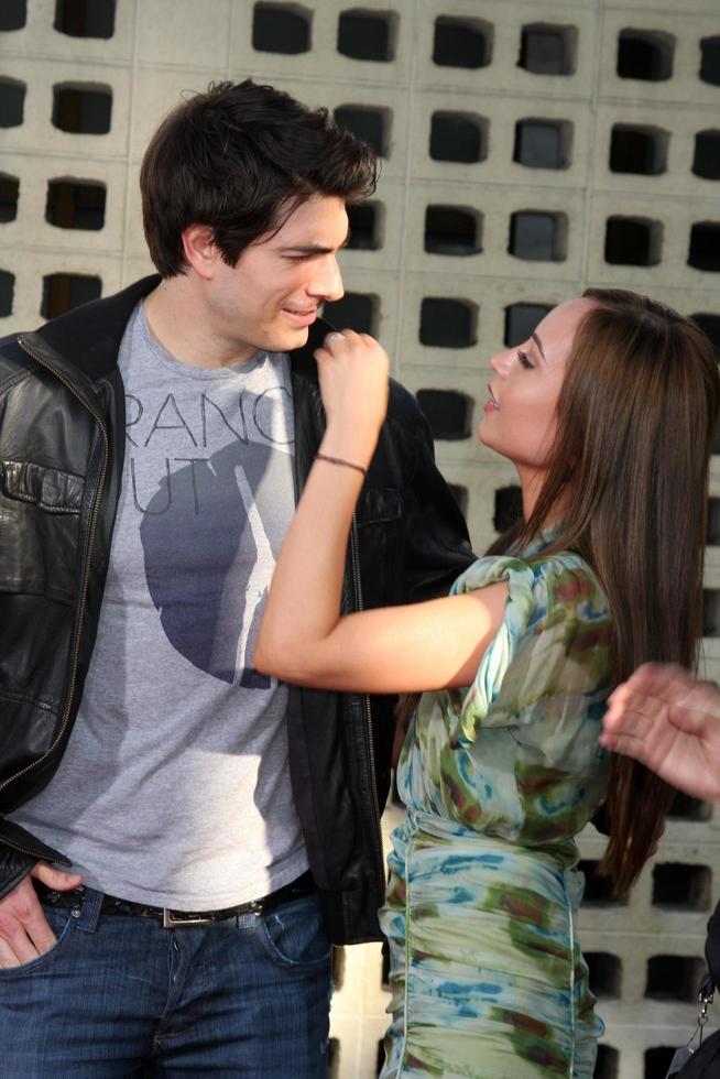 los angeles, 21 de junio - brandon routh, courtney ford llegando al estreno de la temporada 4 de true blood en arclight theater el 21 de junio de 2011 en los angeles, ca foto