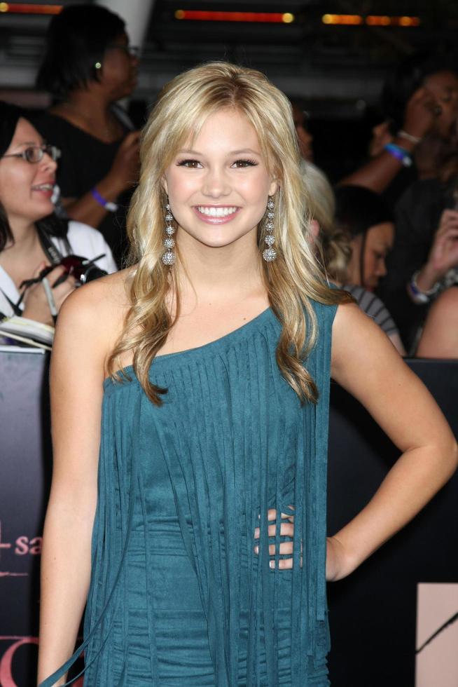 los angeles, 14 de noviembre - olivia holt llega al crepúsculo - estreno mundial de amanecer parte 1 en el teatro nokia en la live el 14 de noviembre de 2011 en los angeles, ca foto