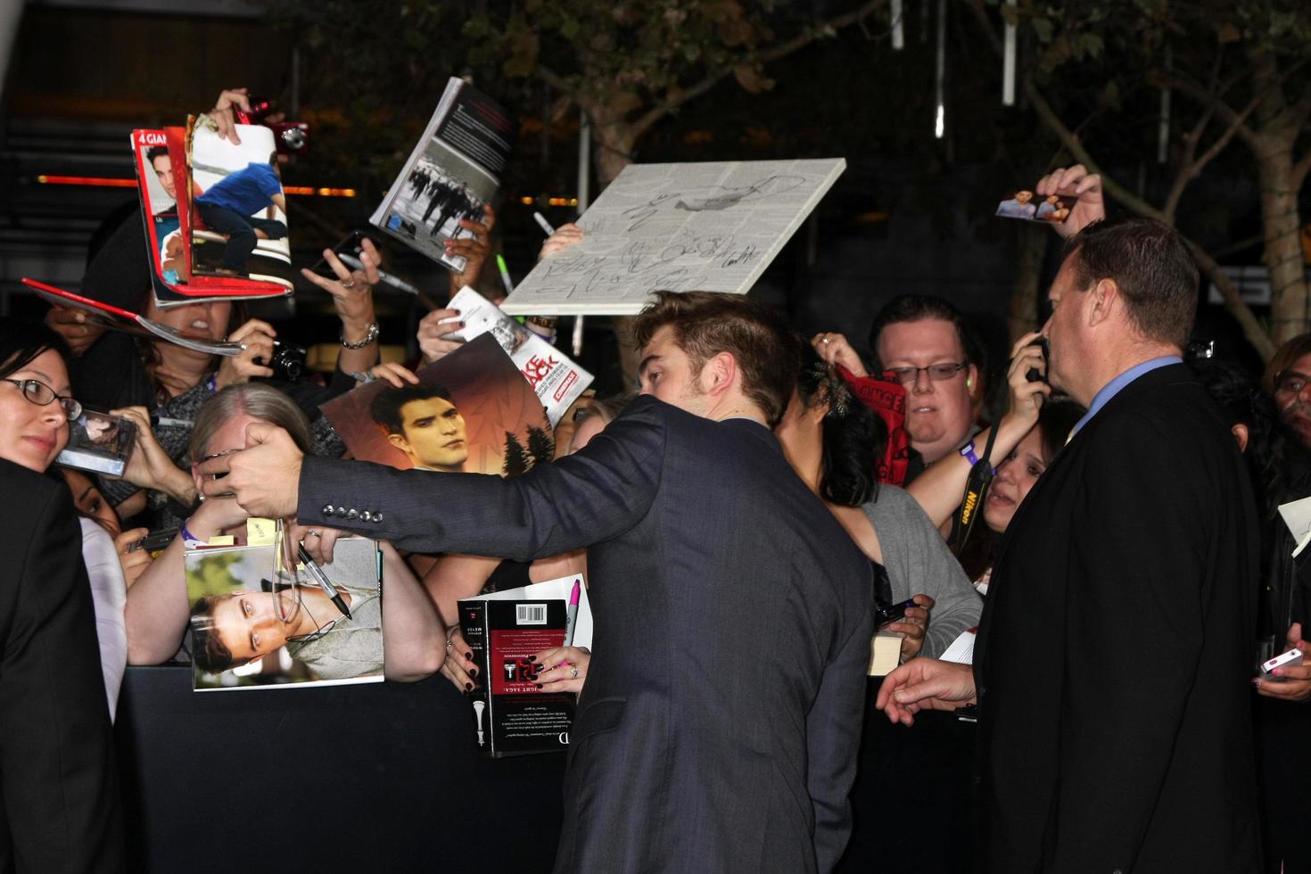 los angeles, 14 de noviembre - robert pattinson llega al crepúsculo - estreno mundial de amanecer parte 1 en el teatro nokia en la live el 14 de noviembre de 2011 en los angeles, ca foto