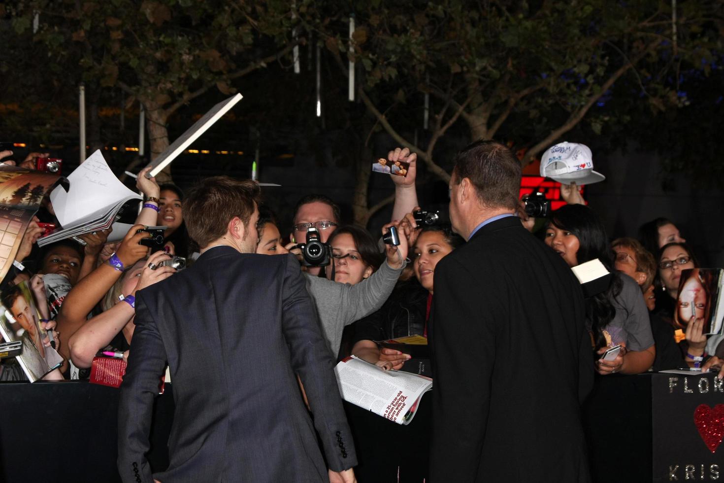 los angeles, 14 de noviembre - robert pattinson llega al crepúsculo - estreno mundial de amanecer parte 1 en el teatro nokia en la live el 14 de noviembre de 2011 en los angeles, ca foto