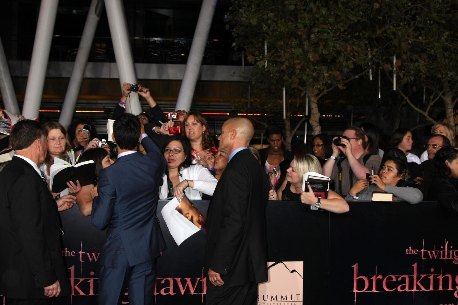 los angeles, 14 de noviembre - taylor lautner firma autógrafos en el crepúsculo - amanecer parte 1 estreno mundial en nokia theater en la live el 14 de noviembre de 2011 en los angeles, ca foto