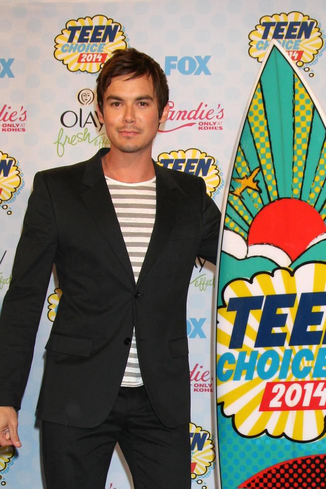 los angeles, 10 de agosto - tyler blackburn en la sala de prensa de los premios teen choice awards 2014 en el auditorio shrine el 10 de agosto de 2014 en los angeles, ca foto