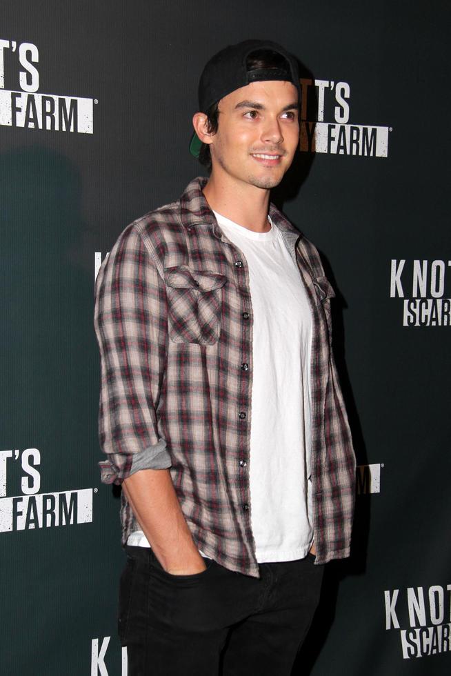 los angeles, 3 de oct - tyler blackburn en la apertura vip de la celebridad de la granja de miedo de knott en la granja de bayas de knott el 3 de octubre de 2014 en buen park, ca foto