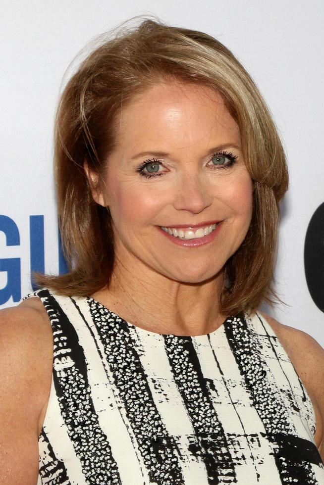 los angeles, 3 de mayo - katie couric en el estreno bajo la pistola en el teatro samuel goldwyn el 3 de mayo de 2016 en beverly hills, ca foto