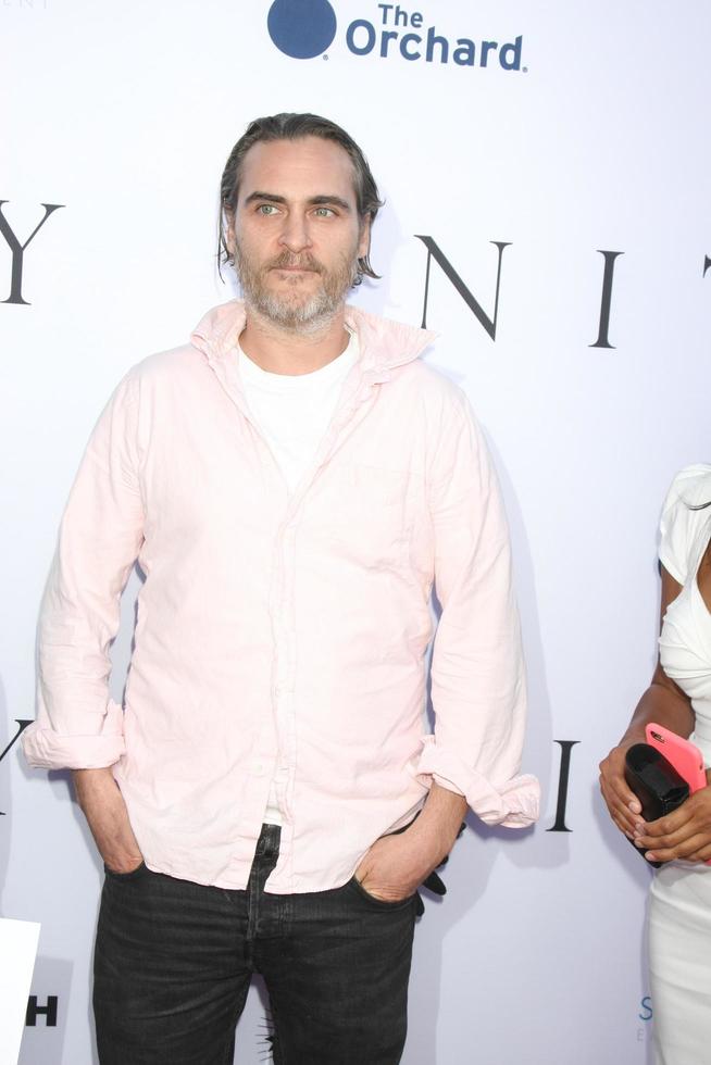 los angeles, 24 de junio - joaquin phoenix en el estreno mundial del documental unity en el gremio de directores de america el 24 de junio de 2015 en los angeles, ca foto