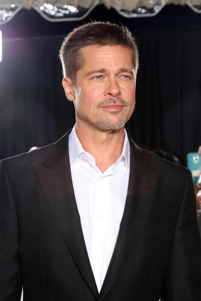 los angeles, 9 de noviembre - brad pitt en la proyección de fans aliada en el teatro del pueblo el 9 de noviembre de 2016 en westwood, ca foto