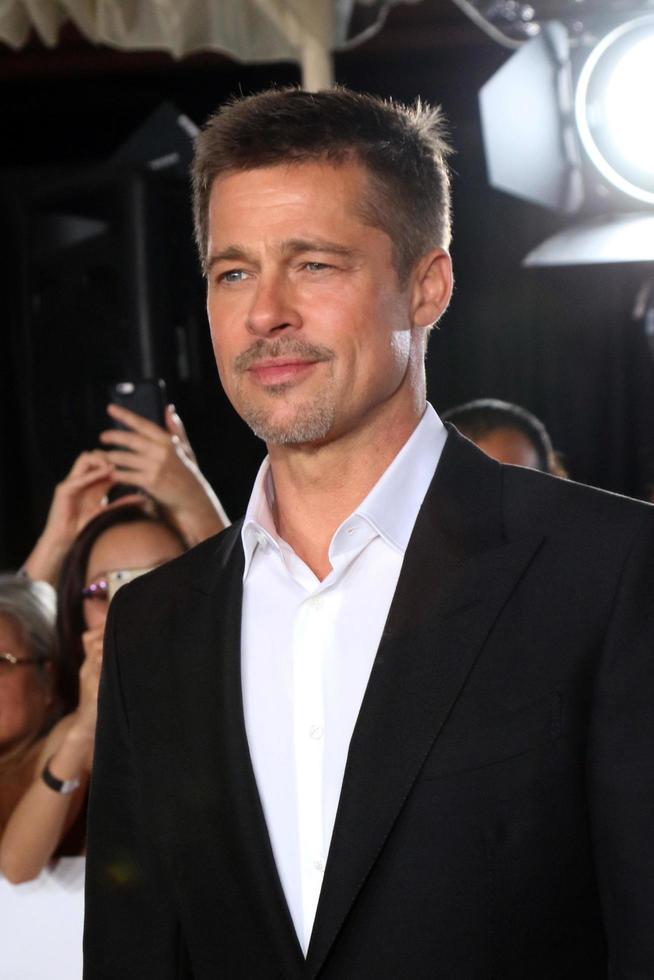 los angeles, 9 de noviembre - brad pitt en la proyección de fans aliada en el teatro del pueblo el 9 de noviembre de 2016 en westwood, ca foto