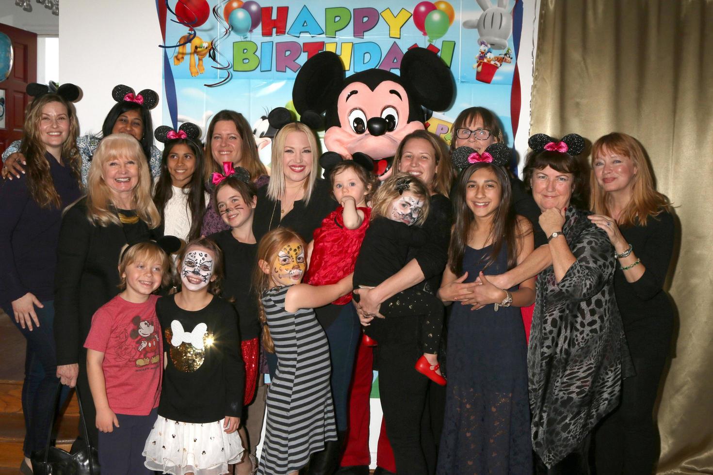 los angeles, 4 de diciembre - invitados a la fiesta de cumpleaños número 1 de amelie bailey en una residencia privada el 4 de diciembre de 2016 en studio city, ca foto