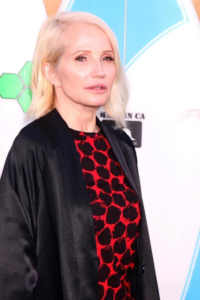 los angeles, 8 de junio - ellen barkin en el estreno del reino animal en the rose room el 8 de junio de 2016 en venice beach, ca foto