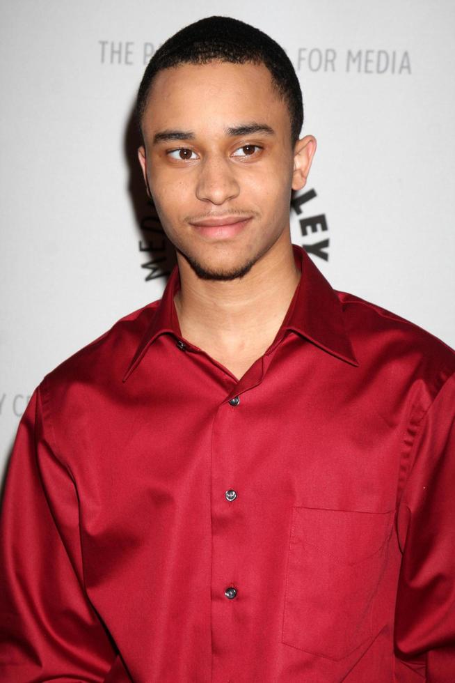 phillip johnson llegando al evento de proyección de américa, una película de por vida, en el paley center for media en beverly hills, ca el 24 de febrero de 2009 foto