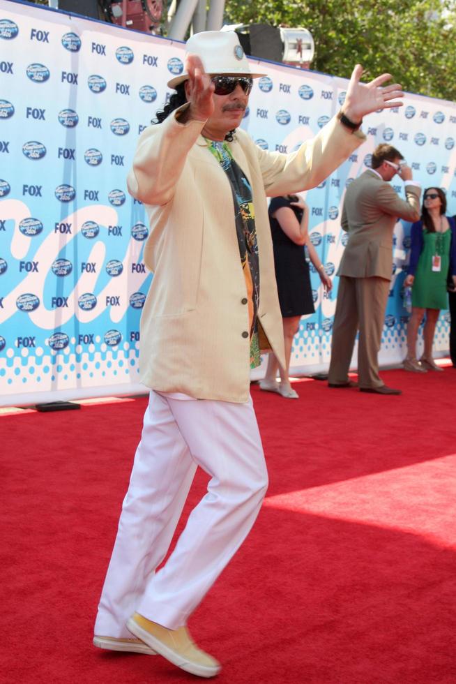 carlos santana llegando al final de la temporada 8 de amerian idol en el teatro nokia en los angeles, ca el 20 de mayo de 2009 foto