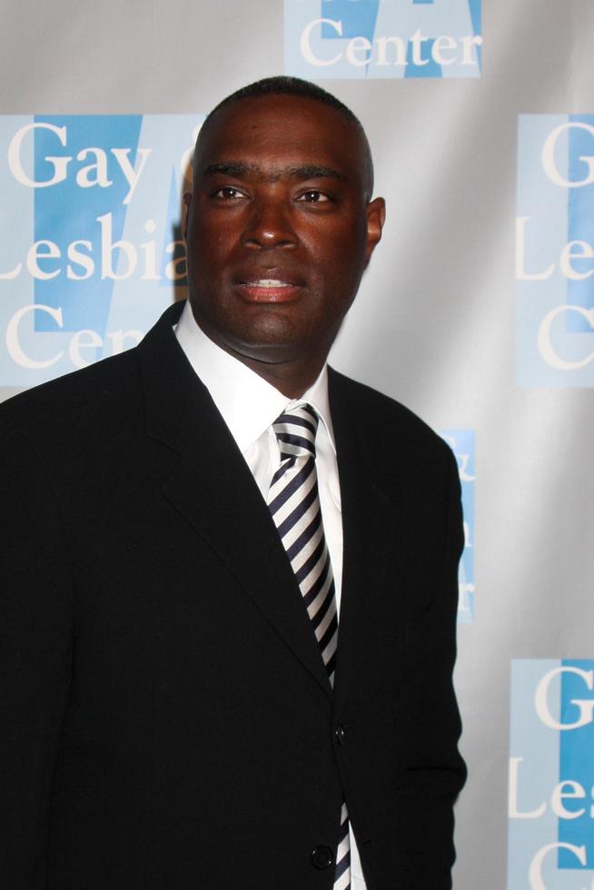 antwone fisher con un invitado llegando al centro de gays y lesbianas una velada de gala con mujeres en el hotel beverly hilton en beverly hills, california el 24 de abril de 2009 foto