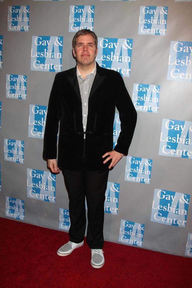 perez hilton con un invitado llegando al centro de gays y lesbianas una velada con gala de mujeres en el hotel beverly hilton en beverly hills, california el 24 de abril de 2009 foto