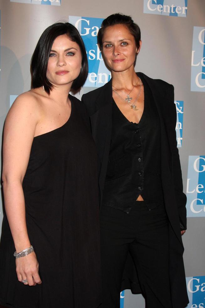 jodi lyn o keefe con un invitado llegando al centro de gays y lesbianas una velada con gala de mujeres en el hotel beverly hilton en beverly hills, california el 24 de abril de 2009 foto