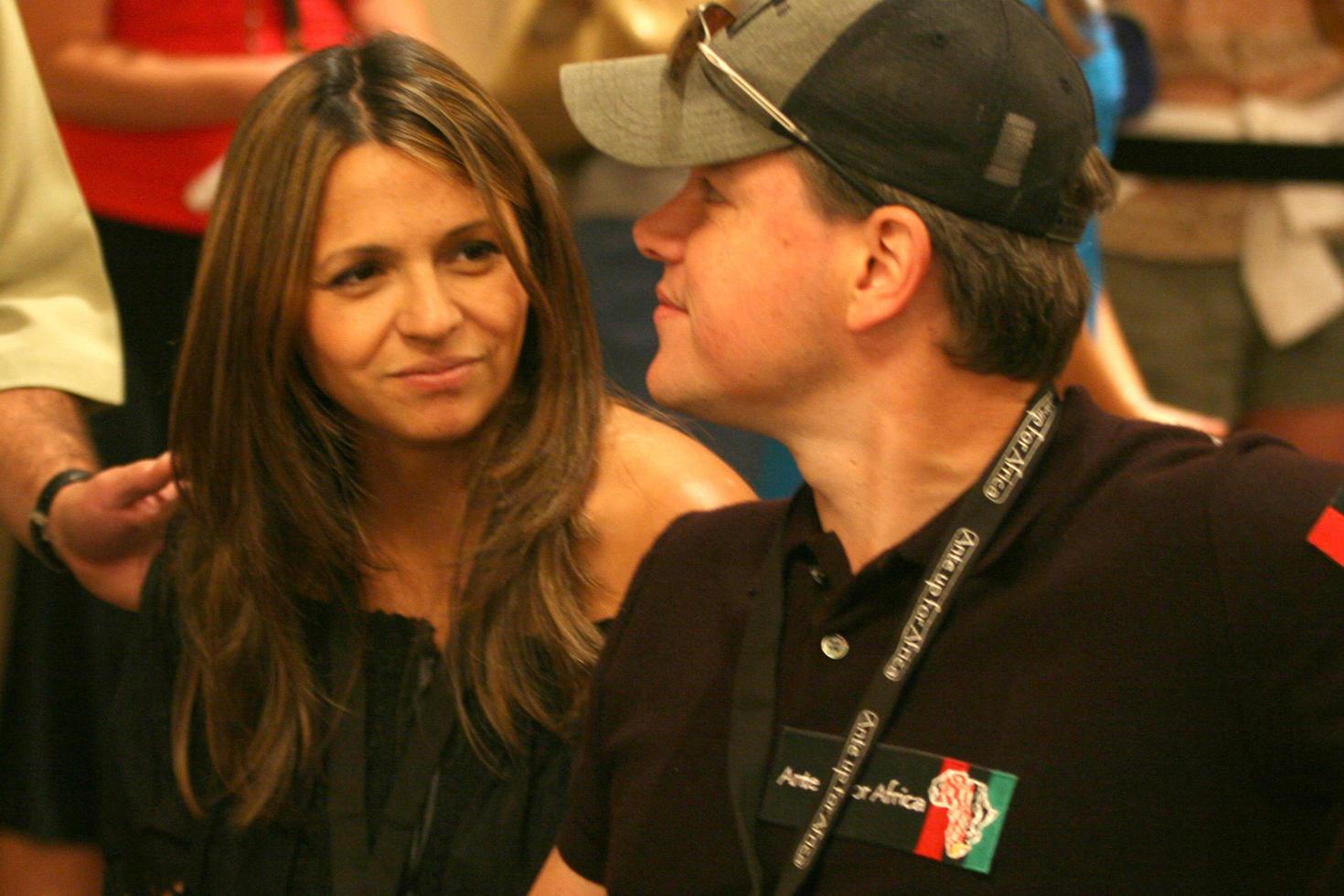 matt damon jugando al póquer mientras su esposa observa la apuesta para el torneo de póquer de África en la serie mundial de póquer de 2008, en el hotel y casino de suites rio en las vegas, nv 2 de julio de 2008 2008 kathy hutchins foto de hutchins