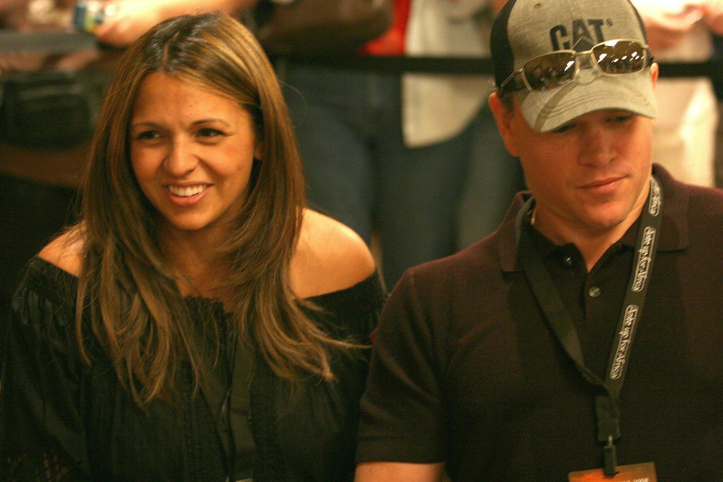 matt damon jugando al póquer mientras su esposa observa la apuesta para el torneo de póquer de África en la serie mundial de póquer de 2008, en el hotel y casino de suites rio en las vegas, nv 2 de julio de 2008 2008 kathy hutchins foto de hutchins