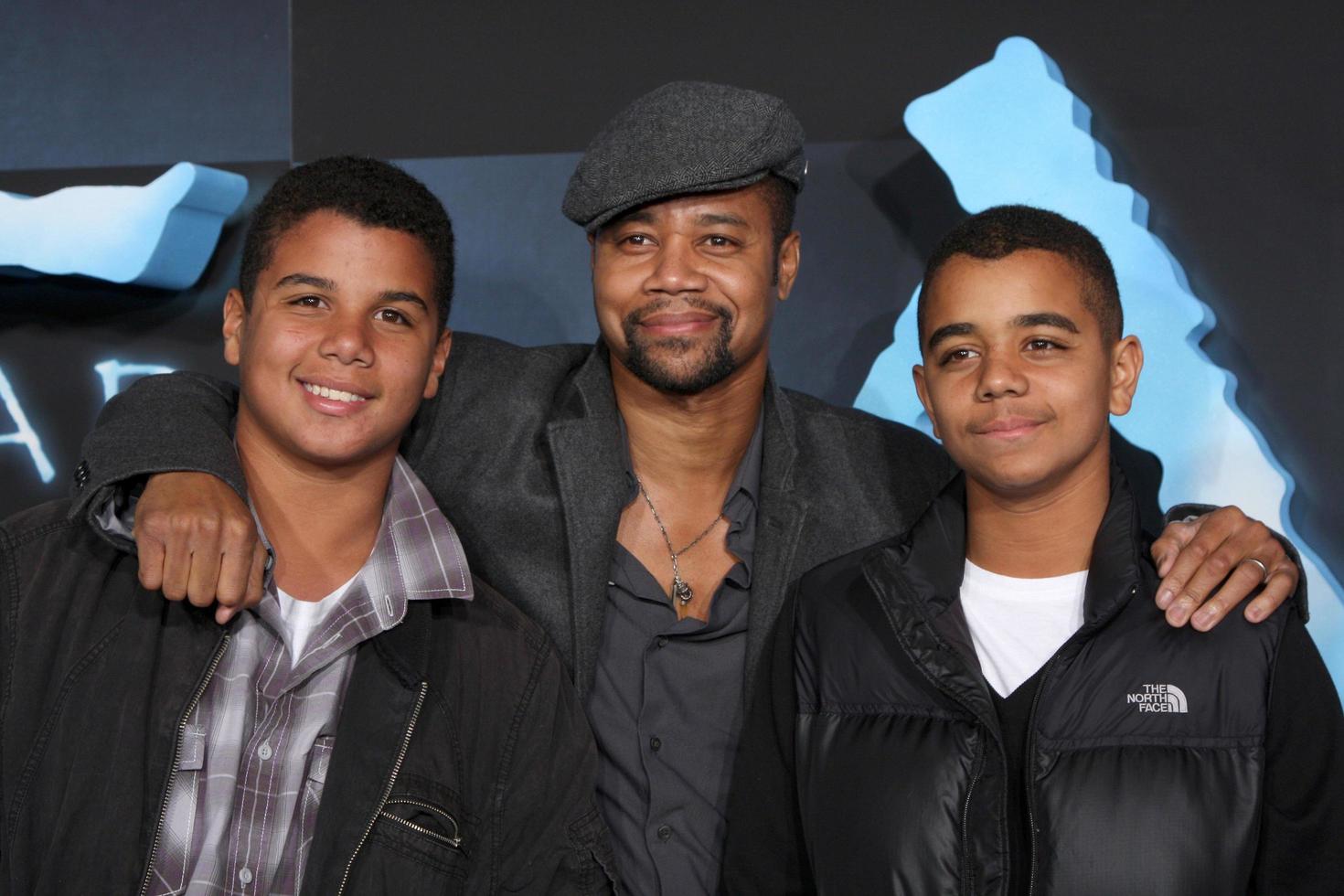 cuba gooding jr e hijos llegando al estreno en los angeles de avatar grauman s chinese theater los angeles, ca 16 de diciembre de 2009 ©2009 kathy hutchins hutchins photo foto