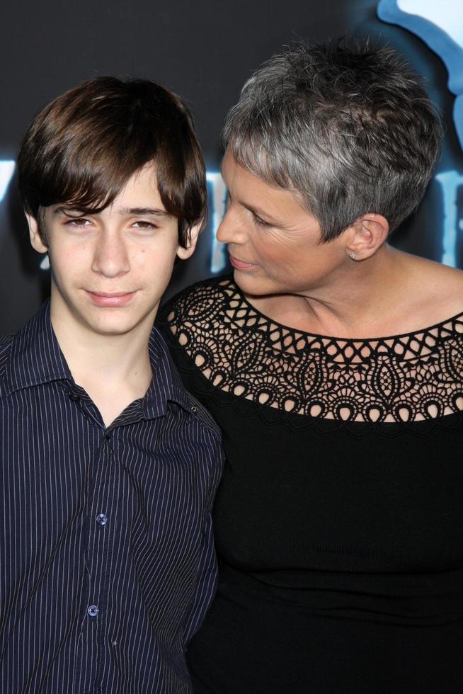 Jamie Lee Curtis and Son arriving at the Los Angeles Premiere of Avatar  Grauman s Chinese Theater Los Angeles, CA December 16, 2009 ©2009 Kathy  Hutchins Hutchins Photo 14137471 Stock Photo at Vecteezy