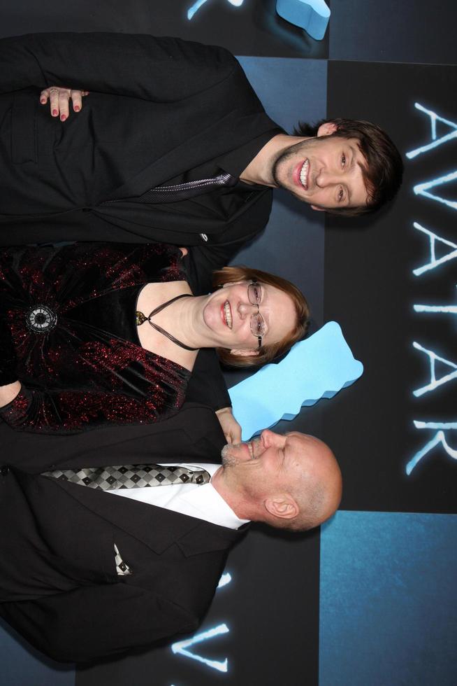 joel david moore y sus padres llegando al estreno en los angeles del teatro chino avatar grauman los angeles, ca 16 de diciembre de 2009 ©2009 kathy hutchins hutchins photo foto