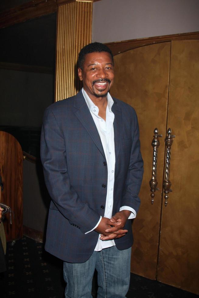 robert townsend llegando al final de la inauguración musical de bacharach y david en el teatro henry fonda en hollywood, california el 19 de abril de 2009 ©2009 kathy hutchins hutchins photo foto