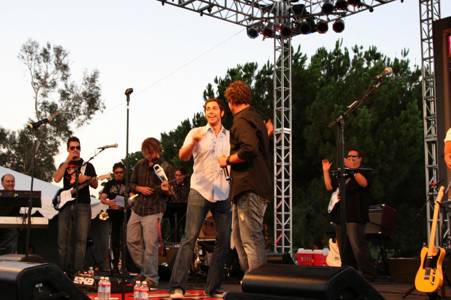 zachary levi y bob guiney band de tv netflix live on location concert autry museum in griffith park los angeles, ca 9 de agosto de 2008 ©2008 kathy hutchins hutchins photo foto