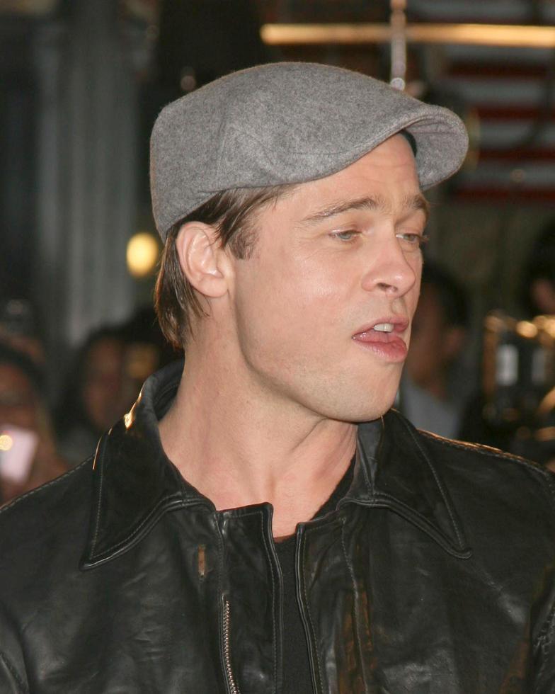 brad pitt beowulf estreno mann s village theater los angeles, ca 5 de noviembre de 2007 ©2007 kathy hutchins hutchins photo foto