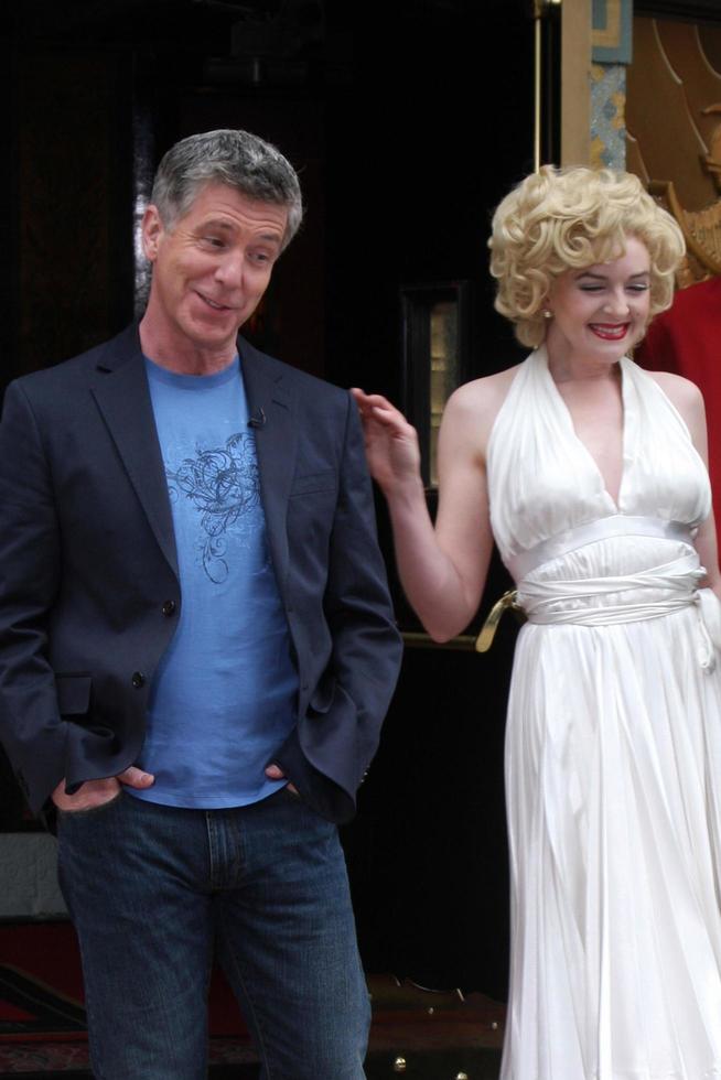 tom bergeron, marilyn monroe se parece a la filmación de un video casero más divertido de américa frente al teatro chino de grauman en los angeles, ca el 11 de marzo de 2009 ©2009 kathy hutchins hutchins photo foto