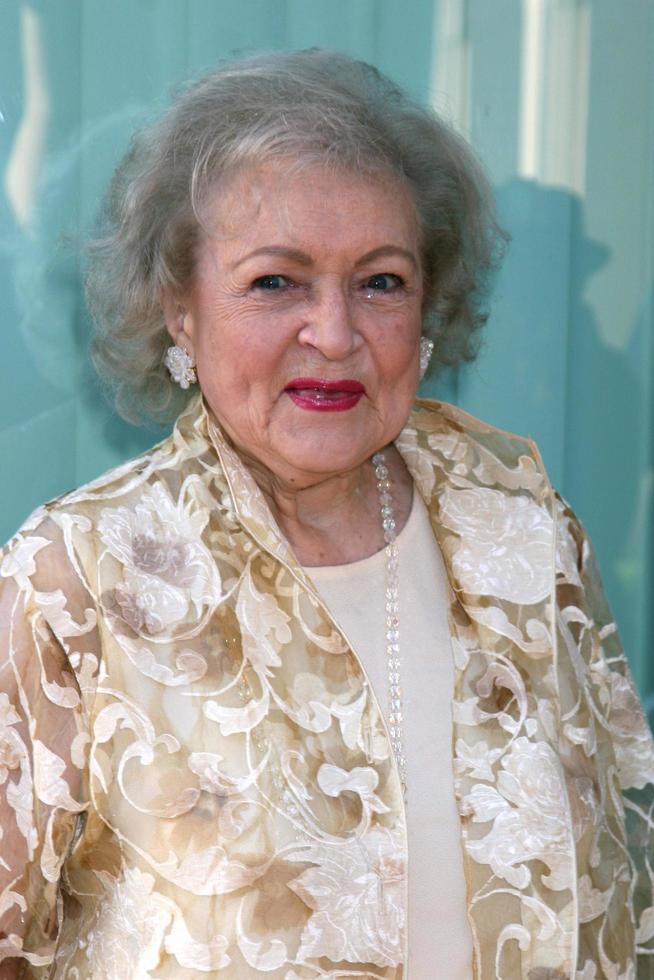 Betty White  arriving at the ATAS Honors Betty White  Celebrating 60 Years on Television  at the Television Academy in No Hollywood, CAon August 7, 20082008 Kathy Hutchins   Hutchins Photo