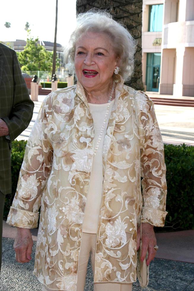 Betty White  arriving at the ATAS Honors Betty White  Celebrating 60 Years on Television  at the Television Academy in No Hollywood, CAon August 7, 20082008 Kathy Hutchins   Hutchins Photo