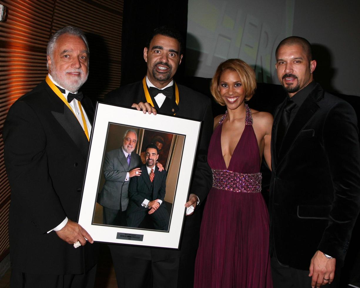 danny bakewell, y danny bakewell, jr victoria platt, y terrell tilford la gala del instituto negro contra el sida disney concert hall los angeles, ca 7 de febrero de 2008 ©2008 kathy hutchins hutchins photo foto