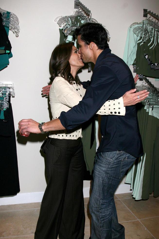 kristian alfonso y matt cedeno lenguaje corporal apertura de boutique de ropa deportiva 14700 ventura blvd sherman oaks, ca 91403 22 de octubre de 1994 ©2008 kathy hutchins foto de hutchins