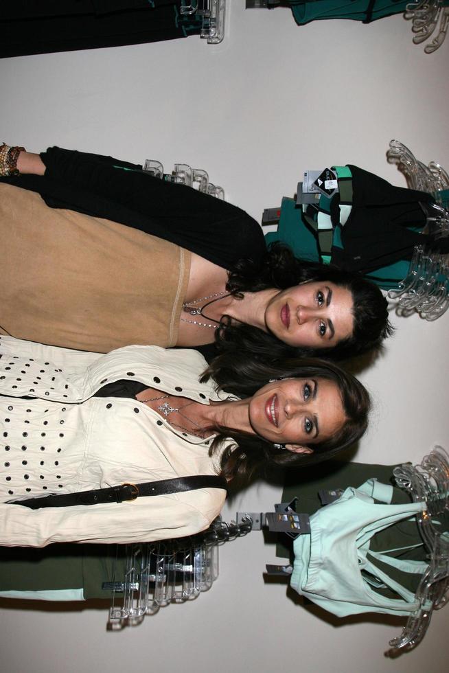 kristian alfonso and friend lenguaje corporal apertura de boutique de ropa deportiva 14700 ventura blvd sherman oaks, ca 91403 22 de octubre de 1994 ©2008 kathy hutchins foto de hutchins