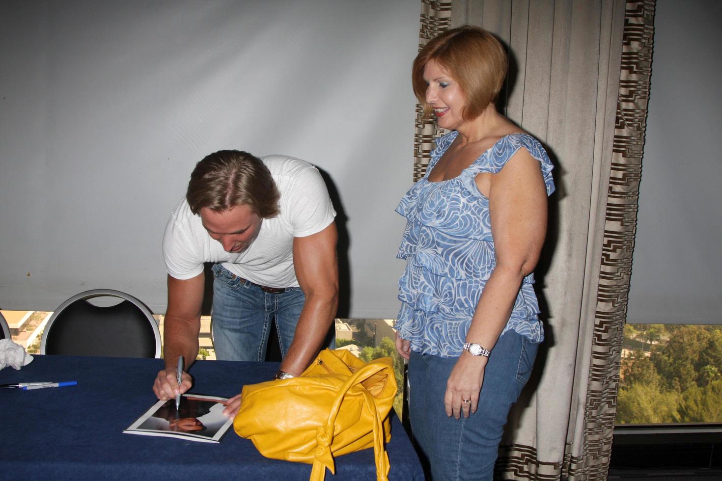 kyle lowder y fan at the bold and the beautiful desayuno en el hotel sheraton universal en los angeles, ca el 29 de agosto de 2009 ©2009 kathy hutchins foto de hutchins