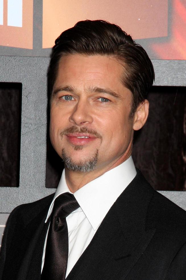 brad pitt llegando a los premios critic s choice en el centro cívico de santa mónica, en santa mónica, ca el 8 de enero de 2009 ©2008 kathy hutchins hutchins photo foto