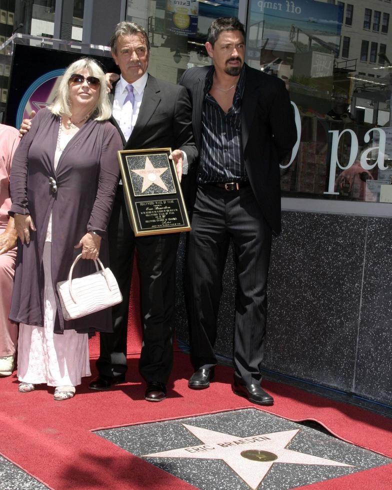 christian gudegast y sus padres dale y eric braeden eric braeden recibe una estrella en el paseo de la fama de hollywood los angeles, ca 20 de julio de 2007 ©2007 kathy hutchins foto de hutchins