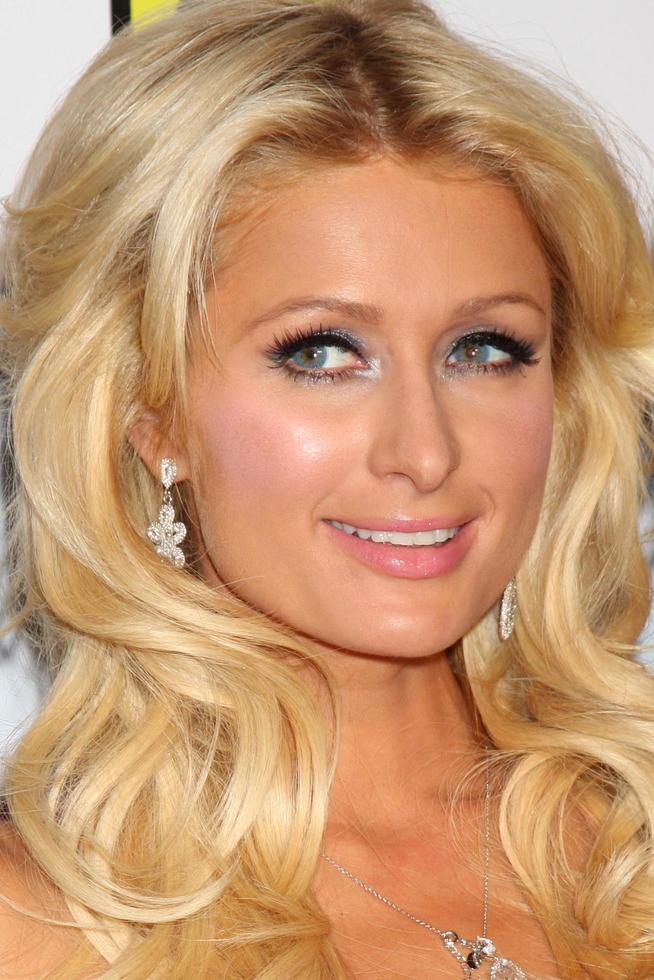 los angeles, oct 23 - paris hilton llega al carrusel de la bola de la esperanza 2010 en beverly hilton hotel el 23 de octubre de 2010 en beverly hills, ca foto