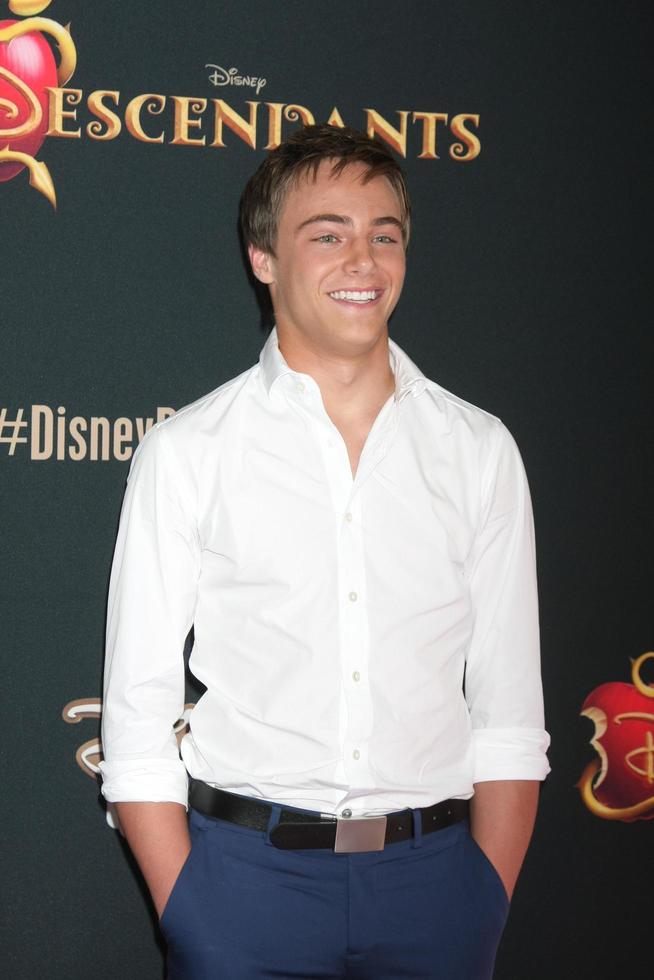 los angeles, 24 de julio - kevin quinn en la proyección de estreno de los descendientes en los estudios de walt disney el 24 de julio de 2015 en burbank, ca foto