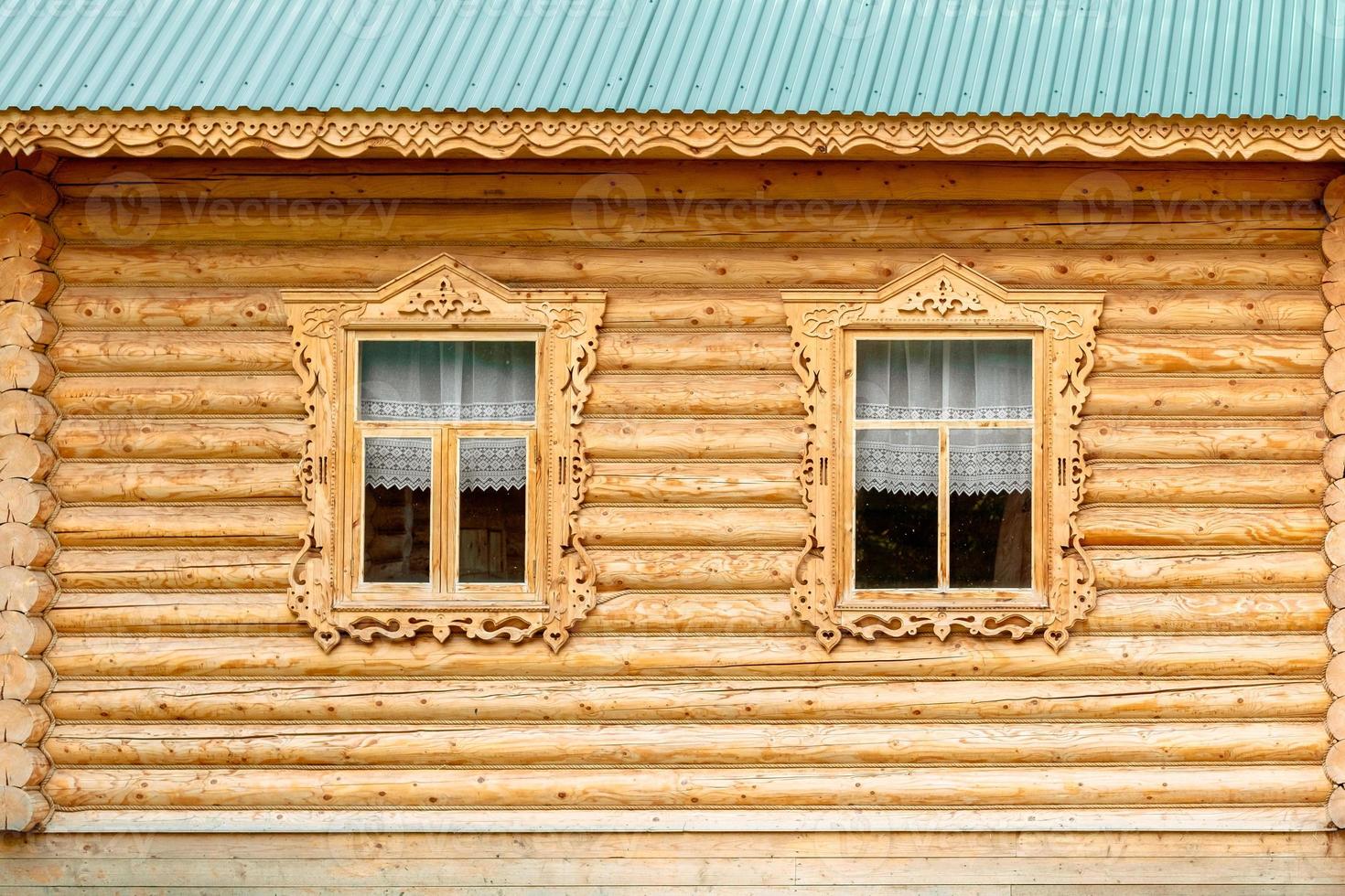 ventana en la casa vieja. casa de madera. choza rusa. ventana decorativa de  madera en una casa de troncos. arquitectura tradicional rusa. 14141294 Foto  de stock en Vecteezy