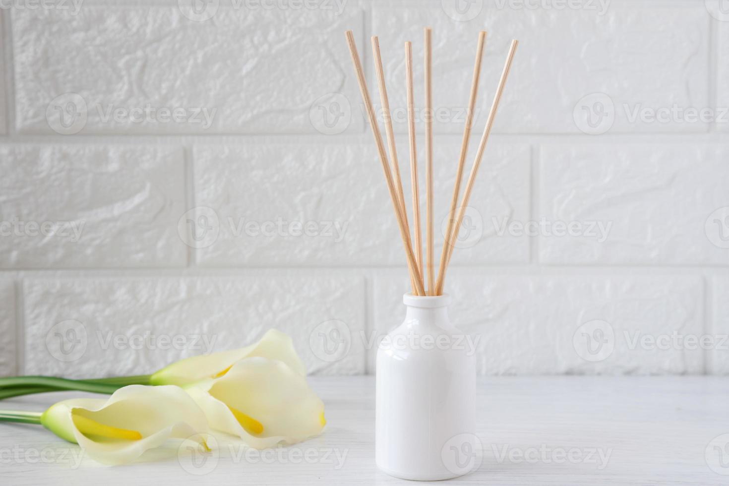 The aroma reed diffuser with the stick perfume are decorated in the room minimal design idea photo