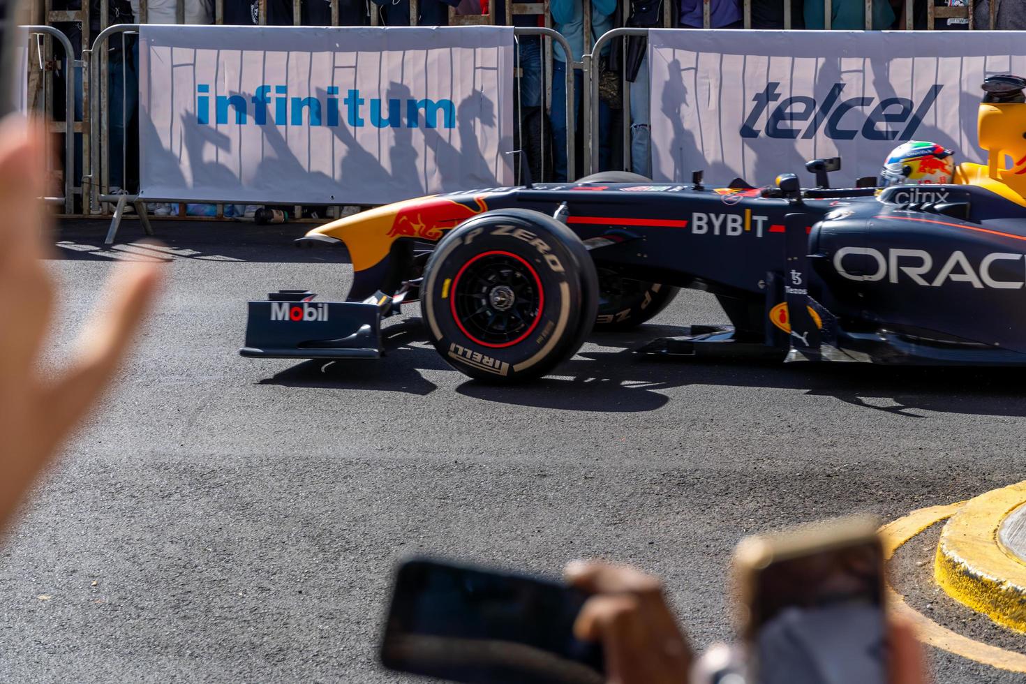 guadalajara, mexico - 25 de octubre de 2022 showrun checo perez, formula 1 red bull monoplaza rb7 foto