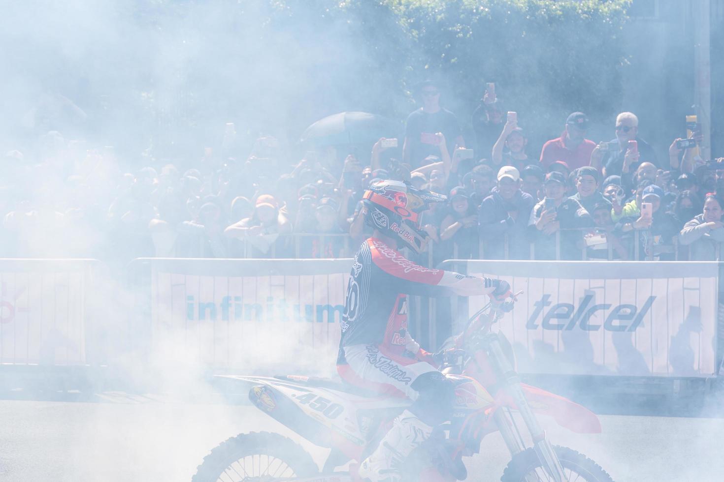 guadalajara, méxico - 25 de octubre de 2022 showrun aaron colton, didier goirand e ivan ramirez montando motocicletas foto