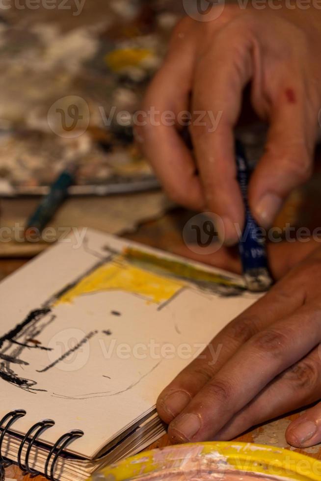 pintura sobre lienzo en blanco, mujer hispana con pinceles y pintura al óleo foto