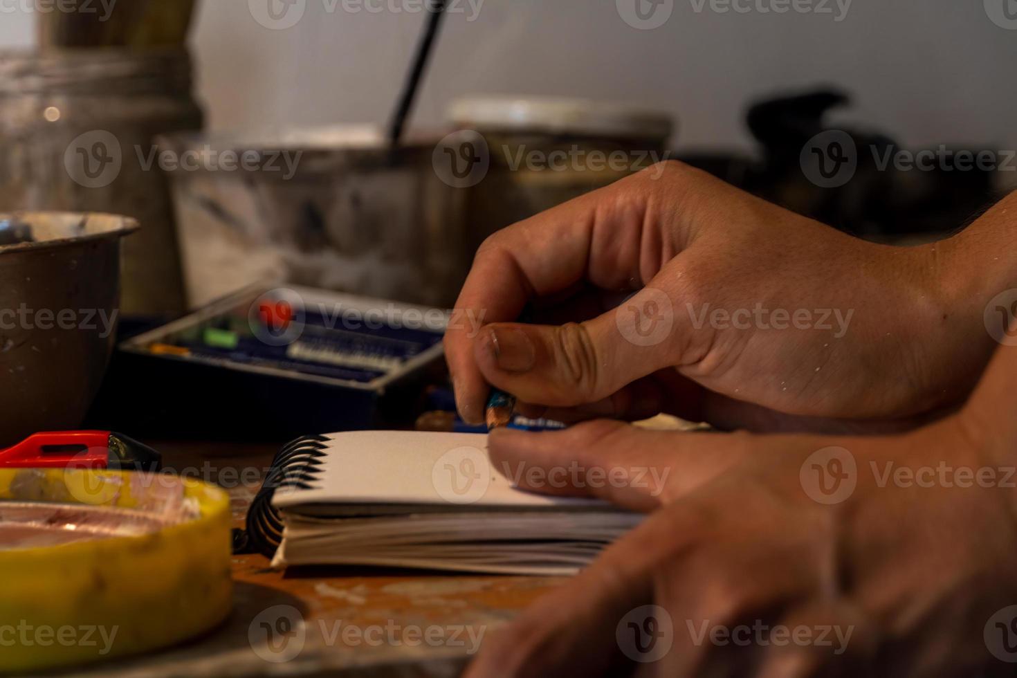 estudio o espacio de trabajo de una artista hispana, pintura al óleo, méxico foto