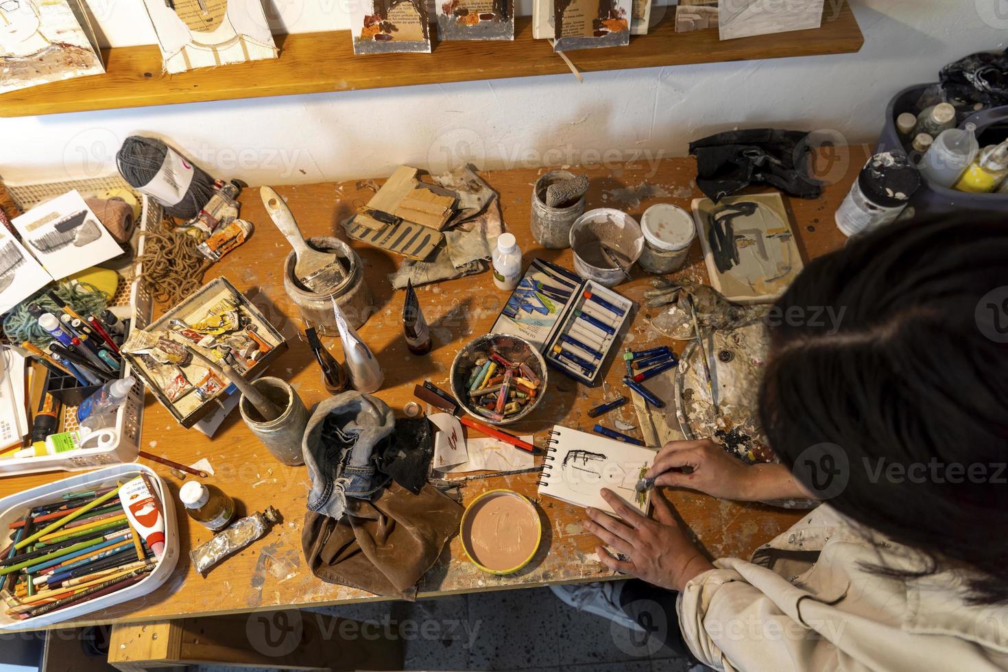 taller de artistas. lienzo, pintura, pinceles, espátula sobre la mesa. foto