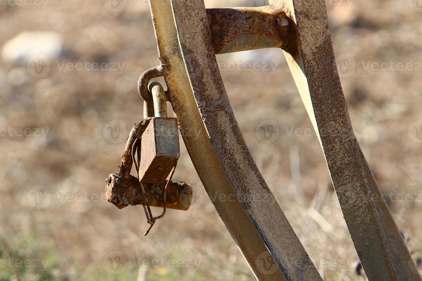 un candado oxidado cuelga de una puerta cerrada. foto